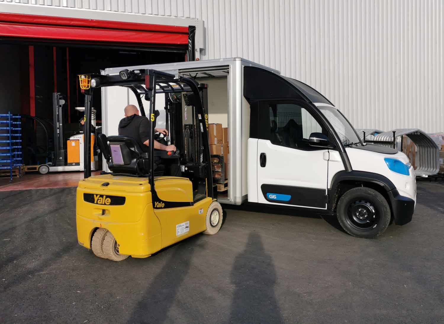Chargement d'un fourgon utilitaire soumis au chronotachygraphe VUL en transport international