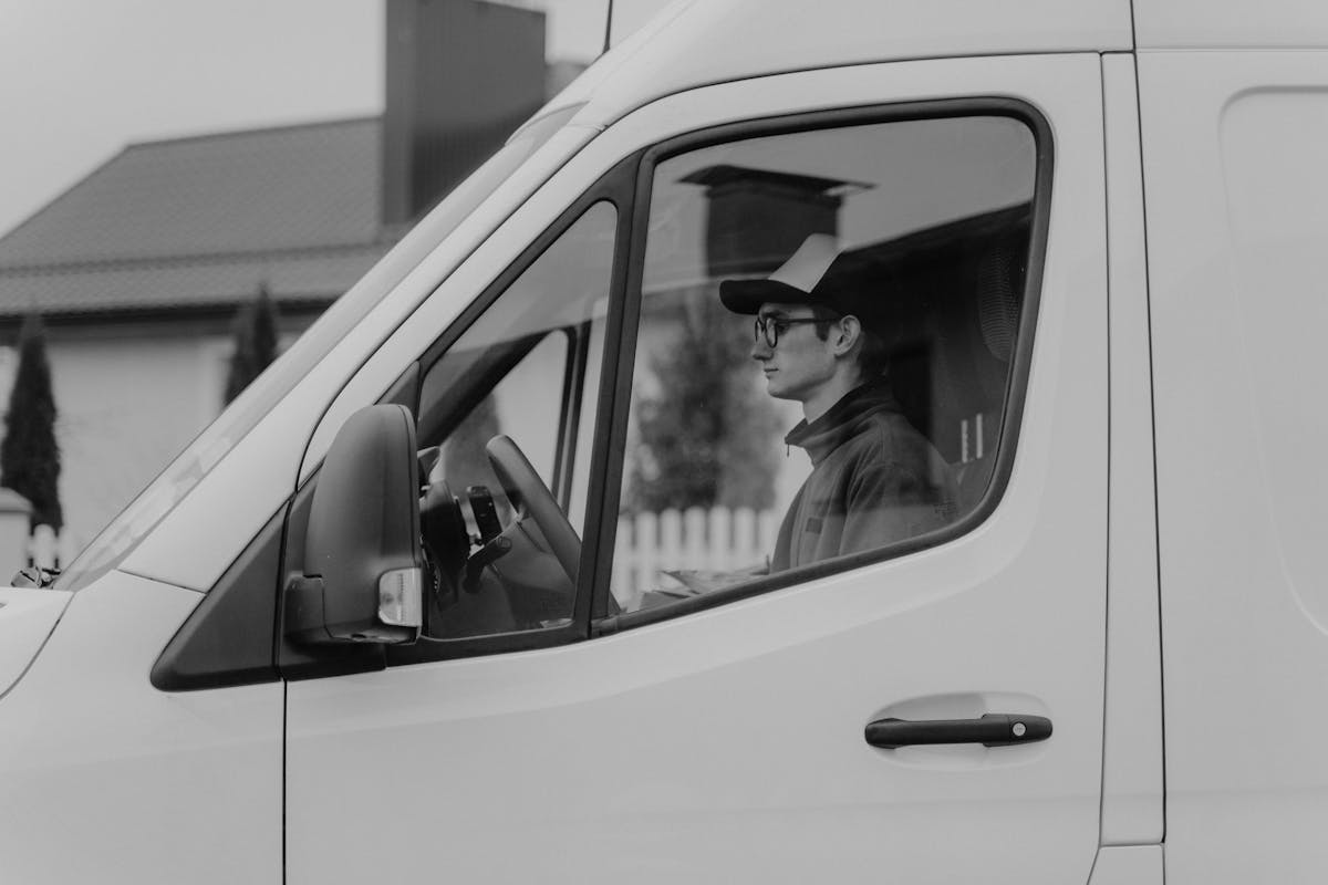 Peugeot Expert vs Renault Trafic vs Ford Transit Custom : quel fourgon compact choisir ?