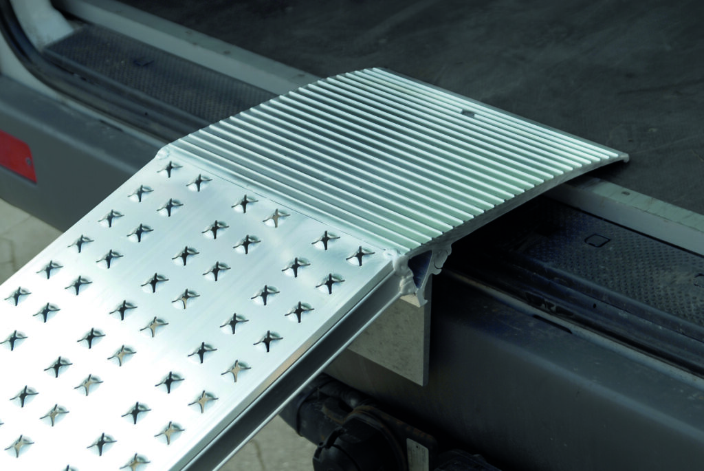 Détail de la surface antidérapante d'une rampe de chargement en aluminium