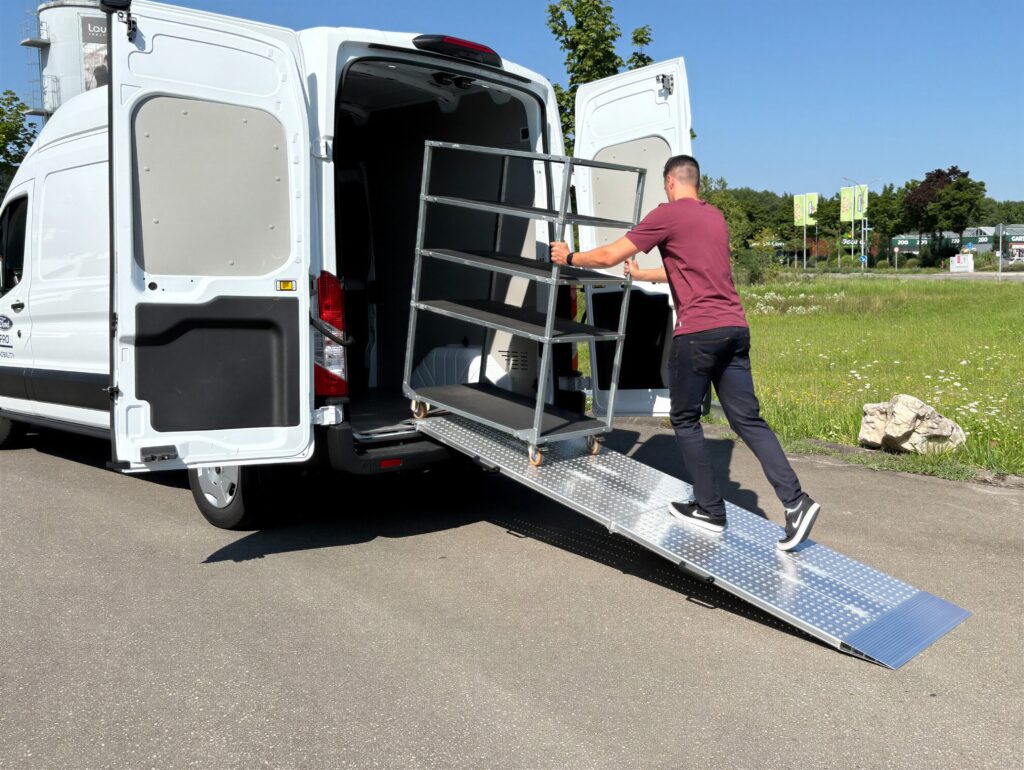 Installation d'une rampe amovible AOS-F par un opérateur sur un utilitaire