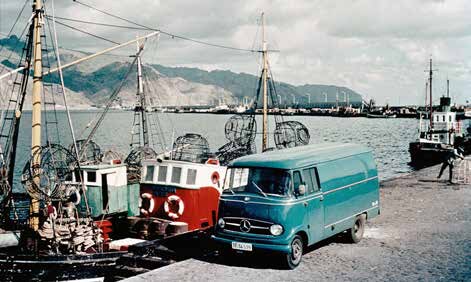 Fourgon Mercedes-Benz L 319 de 1955 à cabine avancée sur un port de pêche